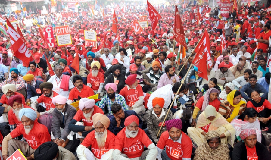 Lakhs of workers storm Delhi